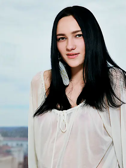 Raven-haired teen peels off her stylish-yet-simple get-up on cam