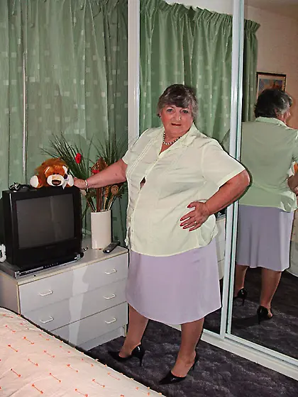 Pantyhose Grandma Libby from United Kingdom