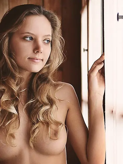 Cute naked babe Mango A softly rubs herself from her soft feet u