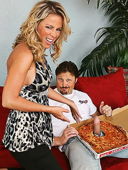 Kayla Synz takes her clothes off for a hung pizza dude and rides