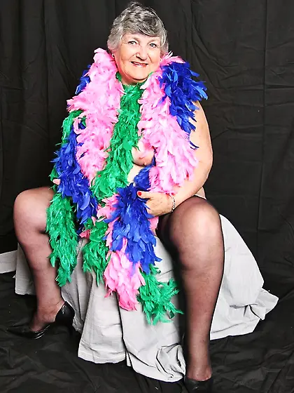 Hot mature babe displays