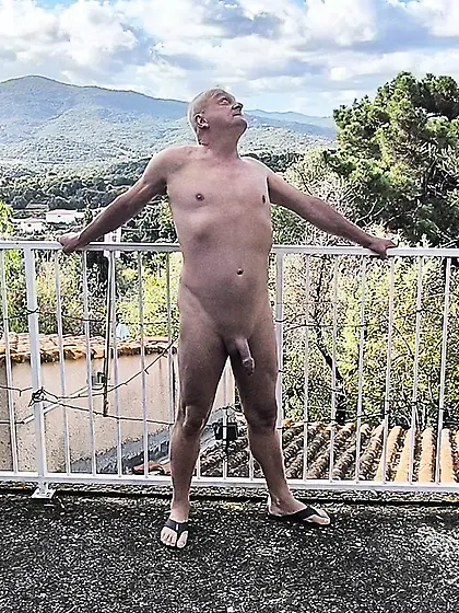 Je prends frais nu sur la terrasse