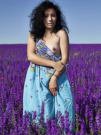 Bodacious teen lassie takes off dress and reveals her beauty in