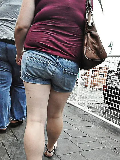 Chubby MILF At Food Truck Wars