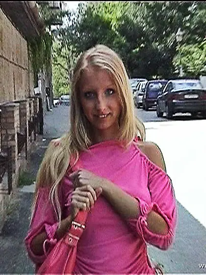 Angie Scott spreads her sexy legs on the bed and pumps her muff