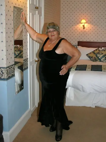 Mature babe expose huge