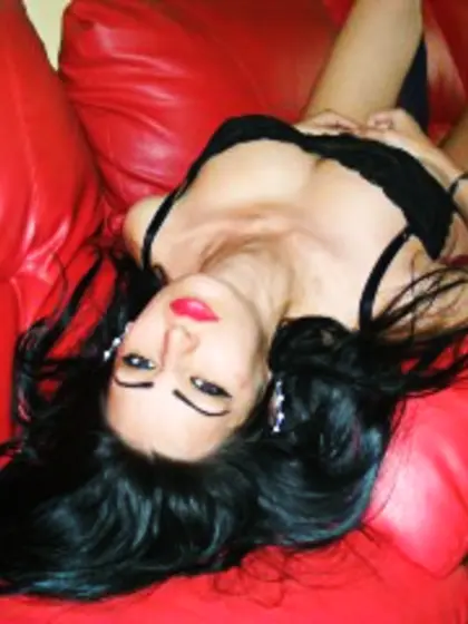 Brunette bellabuterfly perform cameltoe