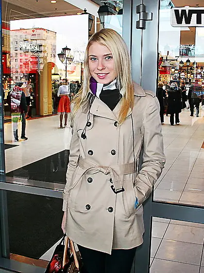 Charming blondie wants to get fucked in a really hot gallery