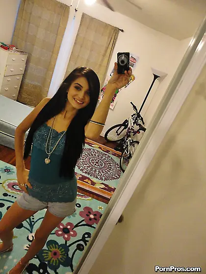 Glasses-wearing teen shooting selfies and sucking her boyfriend&