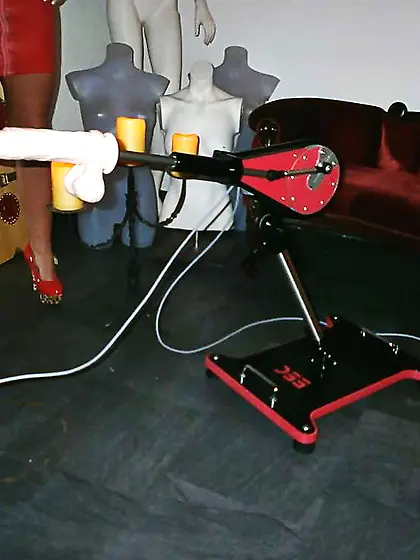 Miss Nymph Tina Domina Herrin Fickmaschine Strapon