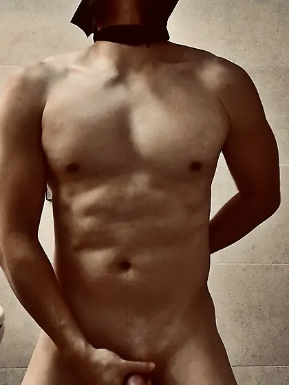 Male slut fucking himself's ass