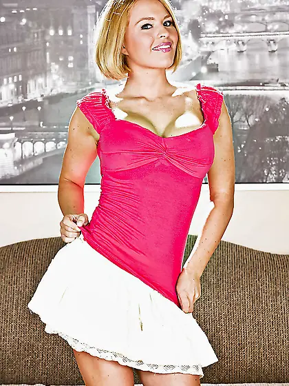 Ravishing MILF seductively shows her naked body that is still in