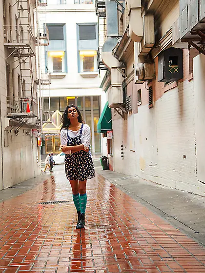 Shameless Indian hussy reveals her natural breasts when walking