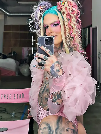 Jeffree Star tattooed makeup twink