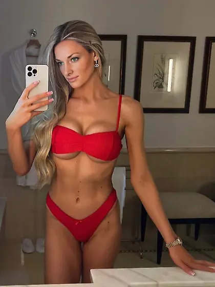 mirros bikini selfie