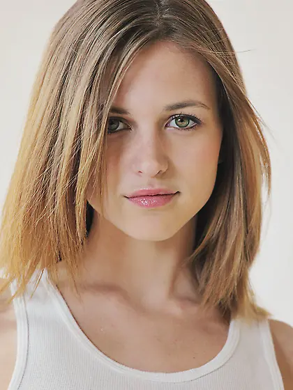 Light skinned beauty shows her juicy twat.