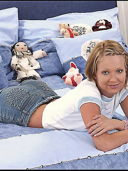 Provoking Sammy peeling off her body then soiling her holes and