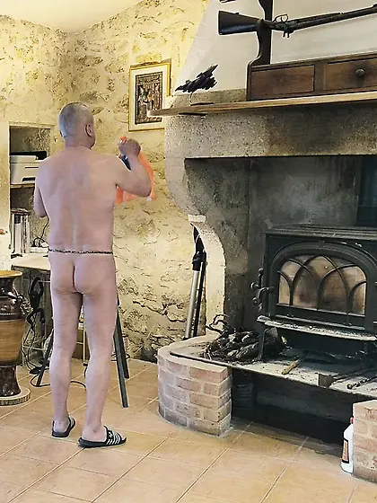 je fais le ménage nu