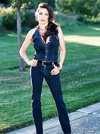 Brunette Xena Diaz peeling off her tight jeans and masturbating