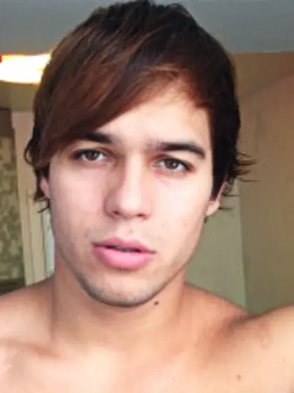 Brunette ilya perform close