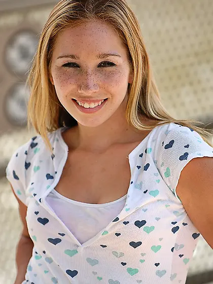 Kadence Kailey drops down her panty and shows her beautiful and