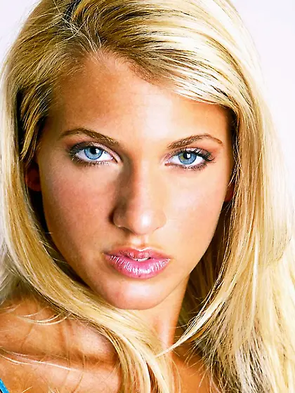 Sensually hot Loredana slipping off her night-dress and posing n