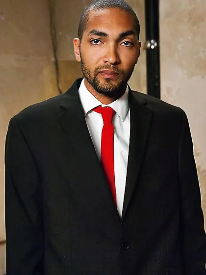 Black-skinned master demonstrates ginger