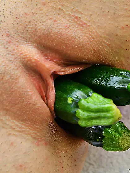 Redheaded chick stuffing her pussy full of vegetable for the cam