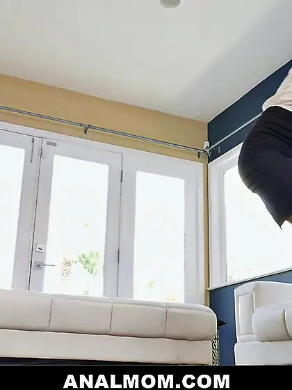 Big bone fills sexy mom's hot ass