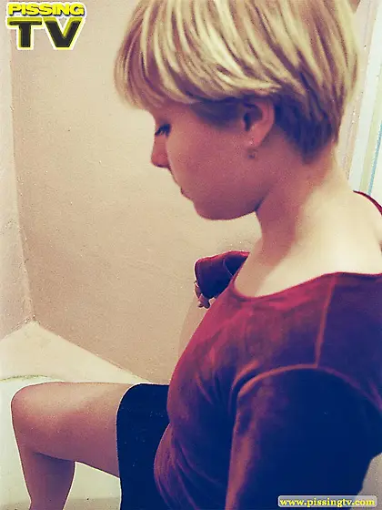 Blonde pissing in the bath
