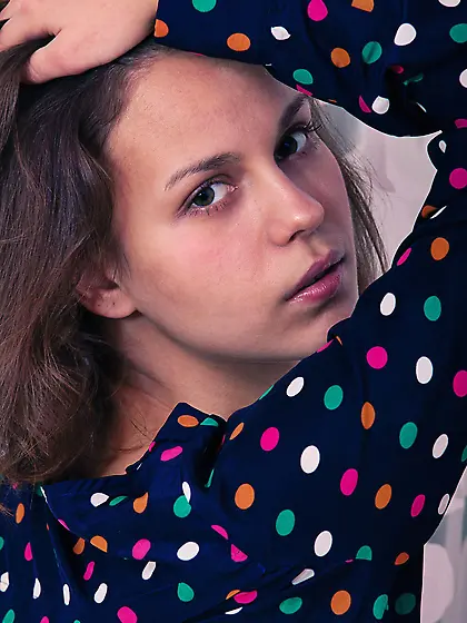 Babe with delicious feet showing off the rest of her body on cam