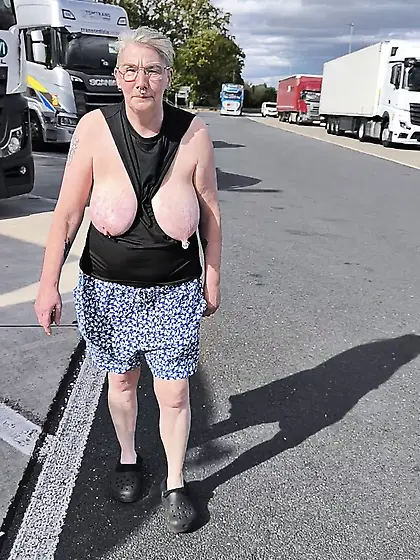 Titten zeigen auf dem Rastplatz