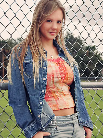 Natural boobs blondie playing around and smiling at you too