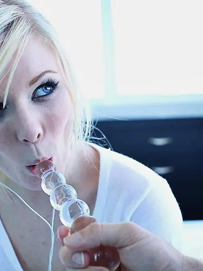 Such a freaky young girl,  she likes to get tied up during hot se