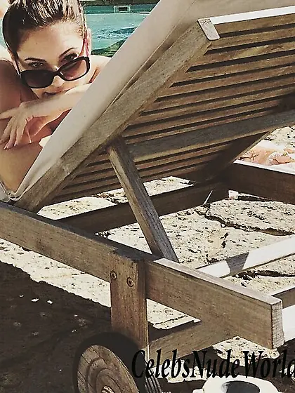 Kelly Brook bikini pics