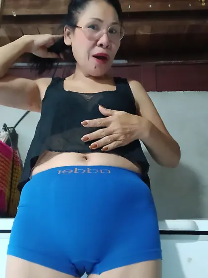 Indonesian Mature Camel Toe