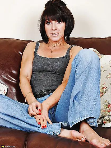 Perfect amateur mom and her old vagina