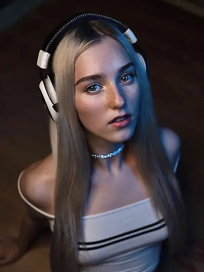 Blonde teen cumbrain to be used as a punchingbag