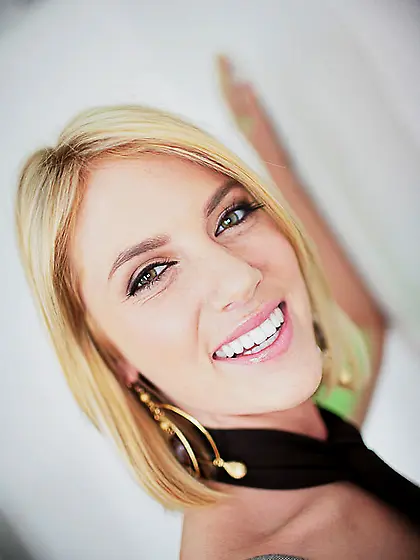 Tongue and lips of sexy Ashlyn Allure make guy feel the peek of