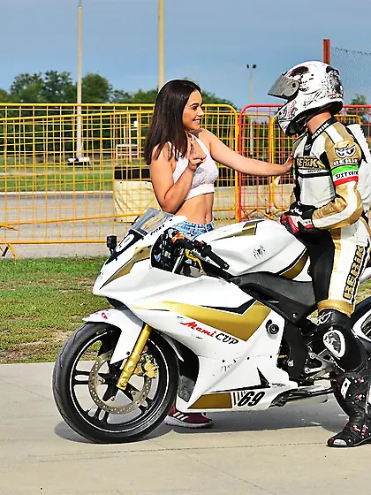 Biker scores the babe he craves 