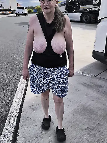 Titten zeigen auf dem Rastplatz