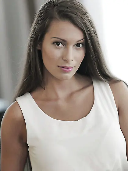 Long-legged hottie takes off bra revealing her amazing natural b