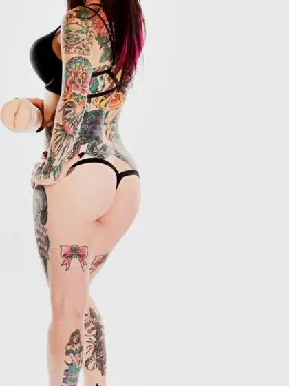 Foxy emo babe wants a hard cock in her pink...