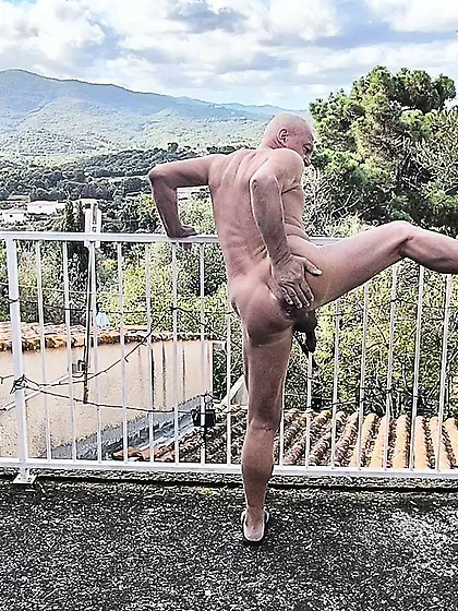 Je prends frais nu sur la terrasse