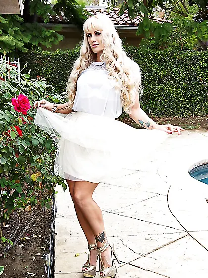 Berbie MILF unleashes her sweet boobs and small just-shaved puss