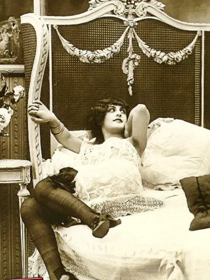 Nude girl on retro pics.