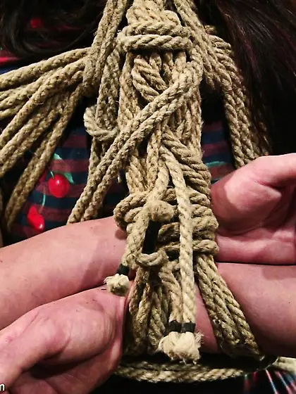 Red-haired dame likes feel