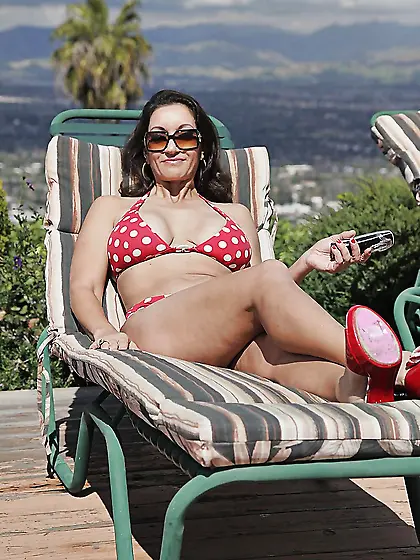 Brunette hairy pussy