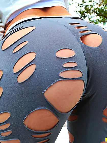 Man willingly throws money at Latina's big ass to fuck her smoot