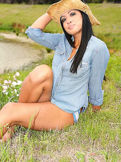 Country girl Cierra Spice exposing delicious titties under texas